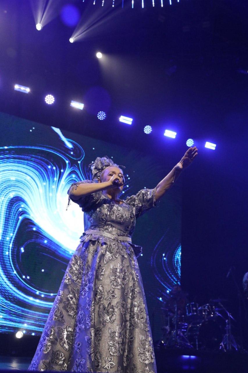 Фото Пять образов Надежды Кадышевой: солистка «Золотого кольца» удивили фанатов яркими платьями на концерте в «Сибирь-Арена» 4